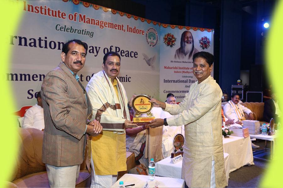 International Day of Peace and the commencement of the academic session of Maharishi Institute of Management, Indore. Padmashree Dr. Janak Palta Magligan was the chief guest of the programme and international poet Professor Rajeev Sharma and Dr. Rajeev Dixit DCDC, Devi Ahilya University were the special guests. 